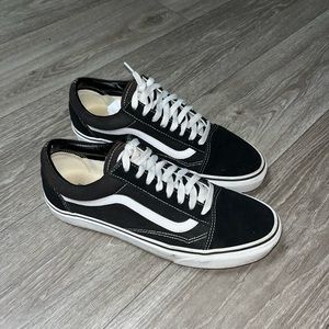 Vans Classic Old Skool Skating Men’s size 9 Slip on black and white shoes